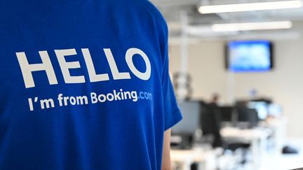 Un employé de Booking.com, portant un t-shirt de l'entreprise, le 4 octobre 2019. (DENIS CHARLET / AFP)