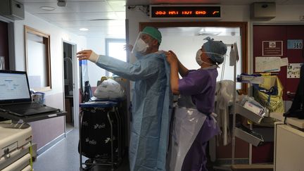 Dans une unité de l'hôpital Jacques-Cartier de Massy (Essonne), le 26 avril 2020. (PASCAL BACHELET / BSIP / AFP)