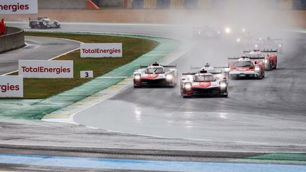 À 22 heures samedi, après six&nbsp;heures de course, les deux Toyota étaient en tête des 24 Heures du Mans, la numéro 7 devant la numéro 8.
 (GERMAIN HAZARD / GERMAIN HAZARD / AFP)