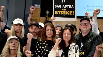 Les représentants du syndicat des acteurs aux Etats-Unis, avec au centre la présidente, Fran Drescher, lors d'une conférence de presse, à Los Angeles, le 13 juillet 2023. (CHRIS DELMAS / AFP)