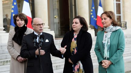 Marisol Touraine, Bernard Cazeneuve, Emmanuelle Cosse et Ségolène Royal, après une réunion interministérielle à l'Elysée, mercredi 18 janvier.&nbsp; (STEPHANE DE SAKUTIN / AFP)