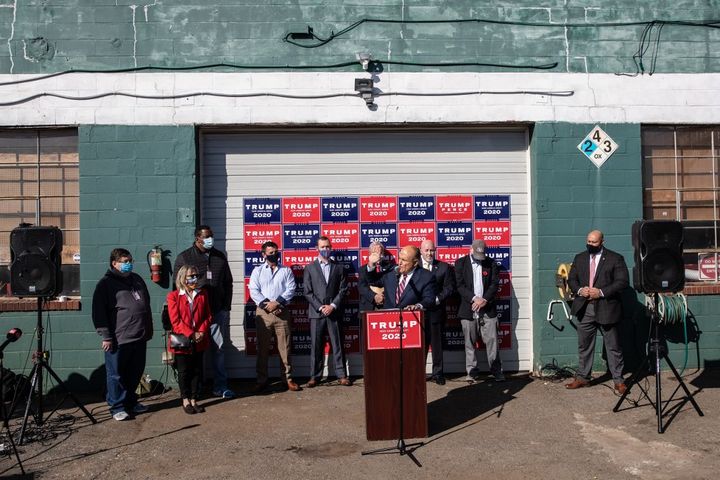 L'avocat du président Donald Trump, Rudy Giuliani, s'adresse aux médias&nbsp;depuis le parking d'un&nbsp;paysagiste, le 7 novembre 2020, à Philadelphie&nbsp;(Pennsylvanie). (CHRIS MCGRATH / GETTY IMAGES NORTH AMERICA / AFP)