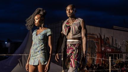 Des mannequins défilent sur le podium tout en présentant leurs créations lors du principal défilé de mode de la Kibera Fashion Week, à Nairobi, le 15 octobre 2023. (LUIS TATO / AFP)