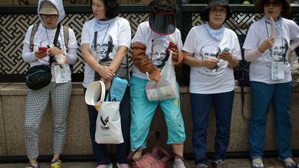 Des fid&egrave;les attendent la messe c&eacute;l&eacute;br&eacute;e par le pape Fran&ccedil;ois &agrave; la&nbsp;Porte de Gwanghwamun &agrave; S&eacute;oul (Cor&eacute;e du Sud), le 16 ao&ucirc;t 2014. (ED JONES / AFP)