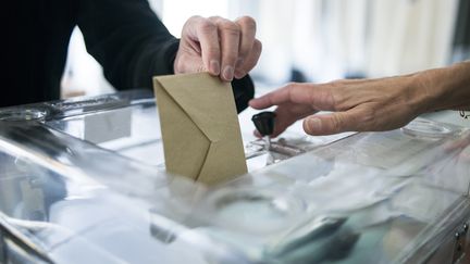 Un homme vote lors des &eacute;lections europ&eacute;ennes, &agrave; Saint-Cloud (Hauts-de-Seine), le 25 mai 2014. (FRED DUFOUR / AFP)