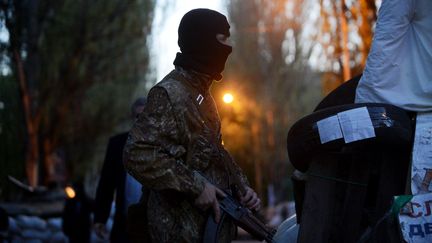 Un militant pro-russe arm&eacute; dans la ville de Sloviansk &agrave; l'est de l'Ukraine, vendredi 25 avril 2014. (KIRILL KUDRYAVTSEV / AFP)