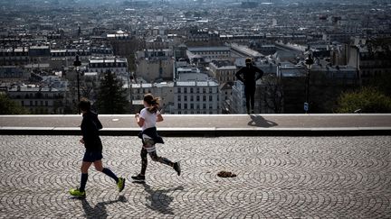 Des coureurs&nbsp;sur les hauteurs de Montmartre. (LIONEL BONAVENTURE / AFP)