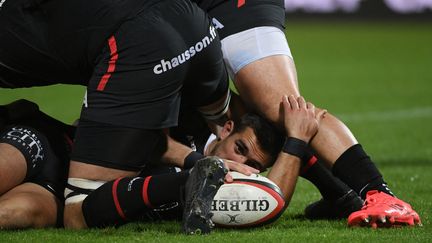 Le Toulousain Thomas Ramos protège le ballon durant le match contre castres du 23 octobre 2021 du Top 14 (illustration). (VALENTINE CHAPUIS / AFP)