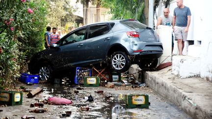 Cette voiture n'a pas résisté à la secousse dans la ville de Gumbet (Turquie), le 12 juillet 2017. (DOGAN NEWS AGENCY / REUTERS A)