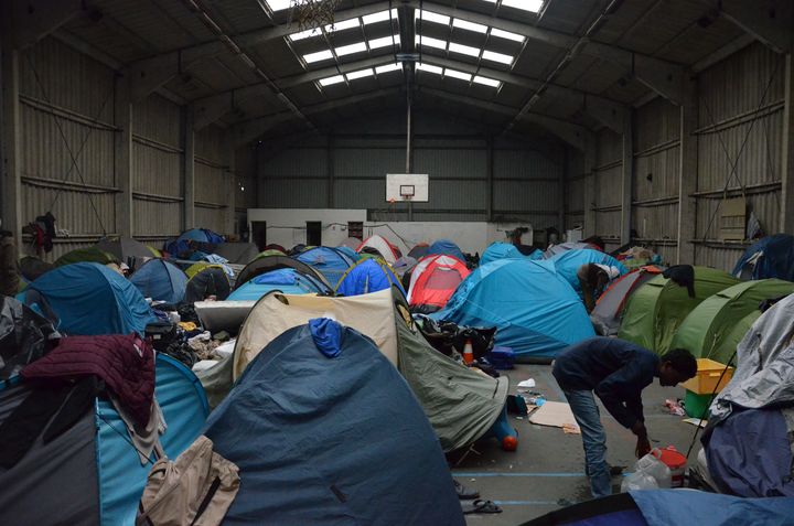 Le camp Tioxyde est divis&eacute; entre un gymnase d&eacute;saffect&eacute; et un terrain de foot. (THOMAS BAIETTO / FRANCETV INFO)