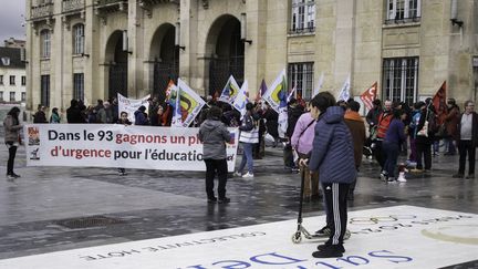 Demonstrators in front of the town hall of Saint-Denis (Seine-Saint-Denis) to demand an emergency plan for education, March 30, 2024. (ERIC BRONCARD / HANS LUCAS)