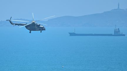 Un hélicoptère militaire chinois survole l'île de Pingtan, l'un des points de la Chine continentale les plus proches de Taïwan, dans la province de Fujian, le 4 août 2022. (HECTOR RETAMAL / AFP)