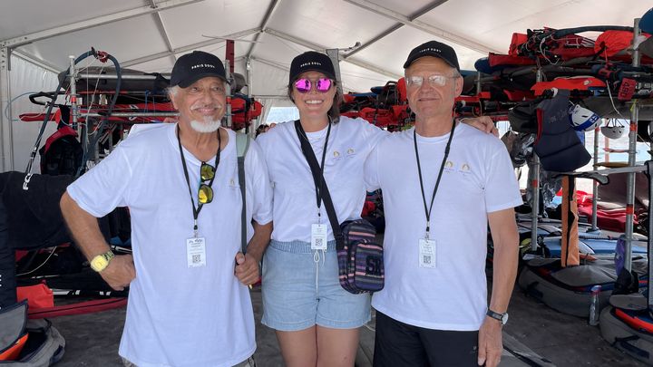 Dominique et François, deux bénévoles, épaulent Laurie lors de la première journée de compétition du test event de voile olympique à Marseille, le dimanche 9 juillet 2023. (Clément Mariotti Pons)