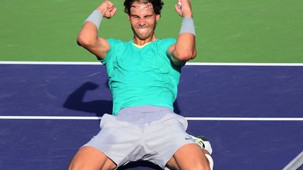 L'Espagnol Rafael Nadal c&eacute;l&egrave;bre sa victoire au tournoi de tennis d'Indian Wells (Californie, Etats-Unis) face &agrave; l'Argentin Juan Martin Del Potro, le 17 mars 2013. (FREDERIC J. BROWN / AFP)