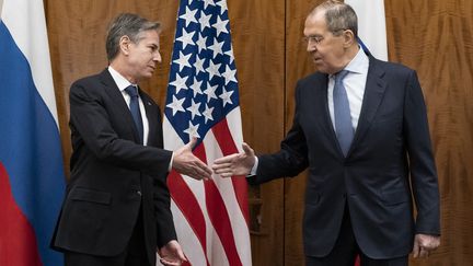 Sergueï Lavrov, le chef de la diplomatie russe (D) et son homologue américain Antony Blinken (G) se rencontrent à Genève le 21 janvier 2022 pour tenter de désamorcer la crise ukrainienne. (ALEX BRANDON / POOL)