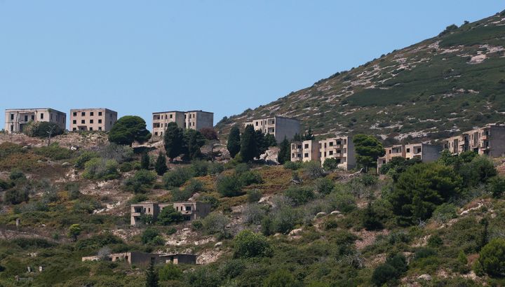 Des immeubles abandonnés sur l'île militaire de Sazan
 (GENT SHKULLAKU / AFP)