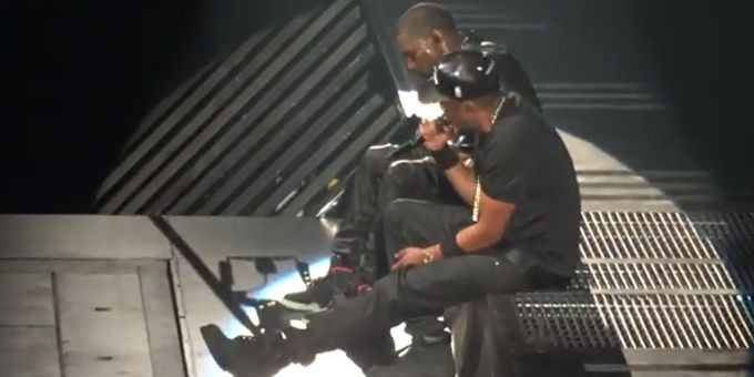 Kanye West et Jay-Z, assis sur scène pour &quot;New Day&quot; à Bercy.
 (CultureBox)