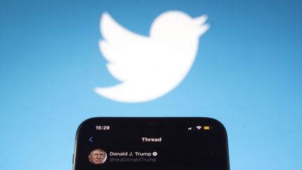 La vidéo retweetée a disparu le 18 juillet 2020 dans la soirée du fil de Donald Trump, avec une notification de Twitter. (JAAP ARRIENS / NURPHOTO / AFP)