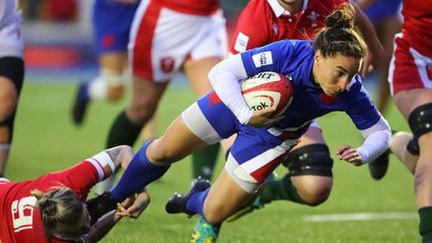 La demi de mêlée des Bleues, Laure Sansus, qui marque ici contre le pays de Galles le 22 avril 2022, sera du voyage des Bleues en Nouvelle-Zélande pour la Coupe du monde.&nbsp;
 (FRANCE 3)