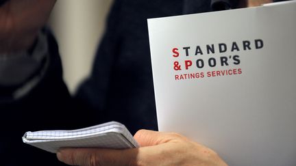 Le logo de Standard and Poor's, pris en photo lors d'une conf&eacute;rence de presse dans les locaux de l'agence de notation &agrave; Paris, le 8 d&eacute;cembre 2011. (ERIC PIERMONT / AFP)