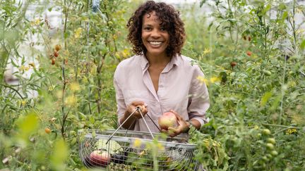 Le sourire ensoleillé d'Alessandra Montagne, cheffe de Nosso à Paris, qui choisit ses légumes aux portes de la capitale. (NOSSO/ANNE-CLAIRE HERAUD)