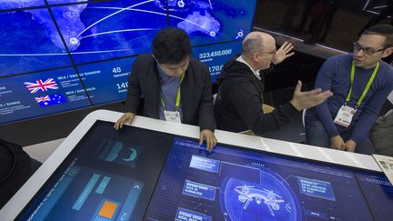 Le stand du groupe chinois Alibab, au CES 2018 de Las Vegas (Nevada), le 10 janvier 2018. (DAVID MCNEW / AFP)