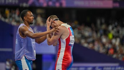 La déception de Timothée Adolphe, favori sur le 400 m (catégorie T11) mais finalement médaillé d'argent après avoir dominé la course. Le Vénézuélien Enderson German Santos Gonzalez l'a doublé dans les derniers mètres pour se parer d'or. (MAXPPP)