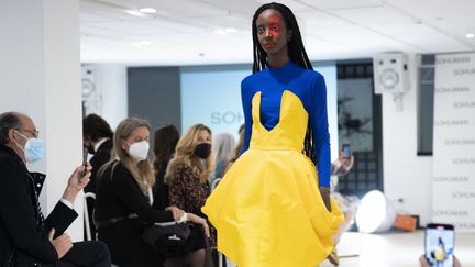 Un mannequin au défilé de mode "Relieve"&nbsp;de Sohunam à la White Lab Gallery le 17 février 2021 à Madrid, en Espagne.&nbsp;Sohuman ouvre la London Fashion Week, le 18 février 2022 à Londres.&nbsp; (OSCAR GONZALEZ / NURPHOTO)