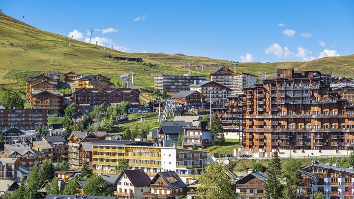 Le massif des Grandes Rousses en Isère, à L'Alpe D'Huez (altitude : 1860m), le 20 août 2020. (GUIZIOU FRANCK / HEMIS.FR / AFP)