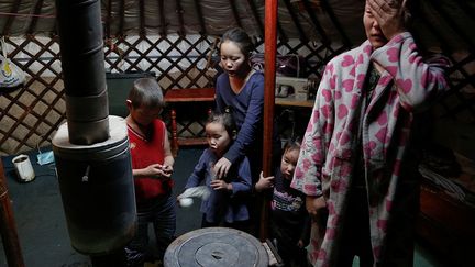 notre santé et surtout celle de nos enfants est en danger. A chaque fois que «mes deux plus jeunes enfants vont à l'école maternelle, ils tombent malades à cause de la pollution de l'air». Une femme raconte: «J'ai été enceinte trois fois, mais je les ai tous perdus avant d’accoucher. Avec mon quatrième enfant, j’ai été obligée de partir à la campagne pour pouvoir lui donner naissance.»
  (Rentsendorj Bazarsukh/REUTERS)