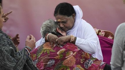 Amma donne un câlin (un hug) à une femme à Chalons-en-Champagne (Meurthe-et-Moselle), le 24 novembre 2017.&nbsp; (MAXPPP)