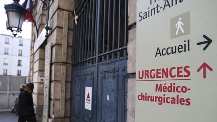 L'entrée des urgences de&nbsp;l'hôpital Saint-Antoine à Paris (illustration). (KENZO TRIBOUILLARD / AFP)