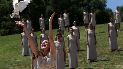 Des actrices s'entra&icirc;nent au l&acirc;cher de colombes qui aura lieu lors de la c&eacute;r&eacute;monie de la flamme olympique &agrave; Olympie (Gr&egrave;ce), le 9 mai 2012. (JOHN KOLESIDIS / REUTERS)