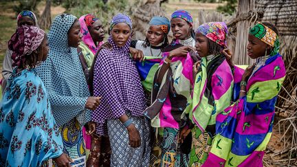 L’Union Africaine et la FAO appellent à soutenir davantage les femmes rurales afin qu’elles puissent jouer leur rôle dans l'éradication de la faim. José Graziano da Silva, le directeur général de la FAO a appelé à améliorer leur représentation au sein des mécanismes de gouvernance et des processus de prise de décision, à améliorer leur accès à la terre, aux ressources financières, aux programmes de protection sociale, aux services et à créer des opportunités pour les femmes vivant en milieu rural. «Les faits prouvent que lorsque les femmes peuvent agir de manière autonome, les exploitations sont plus productives, les ressources naturelles sont mieux gérées, la nutrition est améliorée et les moyens d'existence sont plus sûrs», a-t-il ajouté. (LUIS TATO/FAO/AFP)