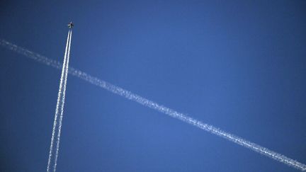 Un avion au-dessus du ciel de Toulouse (Haute-Garonne), le 12 septembre 2021. (MAXPPP)