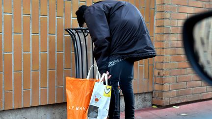 Une personne fouille dans une poubelle à Toulouse (Haute-Garonne), le 10 décembre 2018. (MAXPPP)