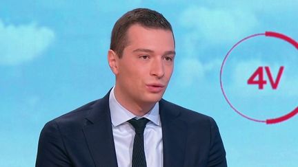 Jordan Bardella, président du Rassemblement national, était l'invité des "4 Vérités" sur France 2, mercredi 20 avril. (CAPTURE ECRAN FRANCE 2)