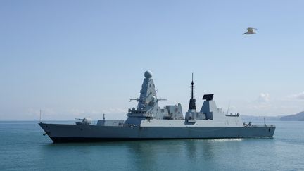 Le HMS Defender de la Royal Navy britannique arrive dans le port de Batoumi (Géorgie). (SEYRAN BAROYAN / AFP)