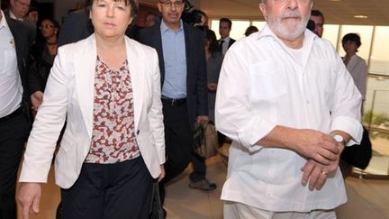 Martine Aubry avec Lula, l'ex-président du Brésil, marchant dans les allées du Forum social de Dakar,le 7/02/11 (AFP/Seyllou)