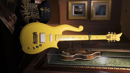 La guitare jaune "cloud" ayant appartenu au chanteur Prince adjugée à 225 000 dollars, soit le triple de sa valeur. 
 (DON EMMERT / AFP)