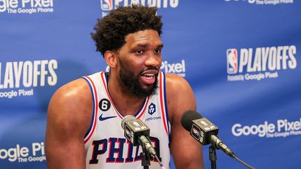 Joel Embiid lors d'une conférence de presse après un match contre les Nets de Brooklyn, le 20 avril 2023. (SELCUK ACAR / AFP)