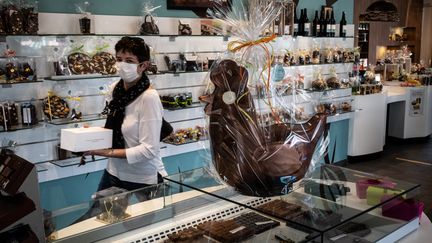 Une chocolaterie-pâtisserie à&nbsp;Vourles (Rhône), près de Lyon, le 7 avril 2020. (JEAN-PHILIPPE KSIAZEK / AFP)