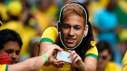 Neymar a &eacute;t&eacute; remplac&eacute; par Bernard pour le match contre l'Allemagne, mais les supporters n'ont pas oubli&eacute; leur attaquant pr&eacute;f&eacute;r&eacute;. (FABRICE COFFRINI / AFP)