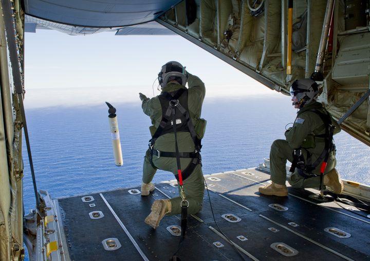 Des militaires australiens lancent une bouée&nbsp;dans l'océan Indien, le 20 mars 2014. (AFP / LEADING SEAMAN JUSTIN BROWN / AUSTRALIAN DEFENCE)