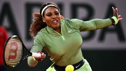 L'Américaine Serena Williams pour son premier tour face à la Roumaine Irina-Camelia Begu sur le court Philippe-Chatrier, le lundi 31 mai. (ANNE-CHRISTINE POUJOULAT / AFP)