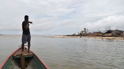 Les enfants ne vont plus à l'école», raconte un habitant, face à la mer, en ramenant son filet vide sur les rivages de la lagune. (ISSOUF SANOGO / AFP)