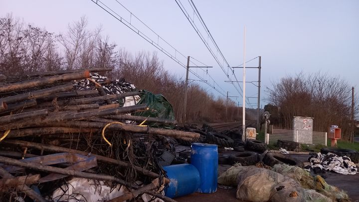 Un barrage a été mis en place à hauteur de Colayrac-Saint-Cirq à 10 kilomètres d'Agen. Il n'y a pas de trafic entre Bordeaux et Toulouse depuis (ALAIN GASTAL / RADIO FRANCE)