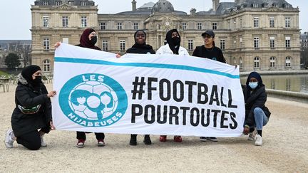 Le collectif des Hijabeuses devant le Sénat, le 26 janvier 2022. (BERTRAND GUAY / AFP)