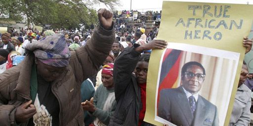 D'anciens combattants de la guerre d'indépendance chantent des slogans lors d'une manifestation de soutien au président zimbabwéen, Robert Mugabe, le 11-10-2007, Sur la pancarte, au-dessus de sa photo, on peut lire en anglais: «Vrai héros aficain».  (Reuters - Emmanuel Chitate)