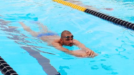 Florent Manaudou à l'entraînement lors du stage de l'équipe de France de natation à Canet-en-Roussillon (Pyrénées-Orientales) le 8 juin 2022 (JEROME VAL / RADIO FRANCE)